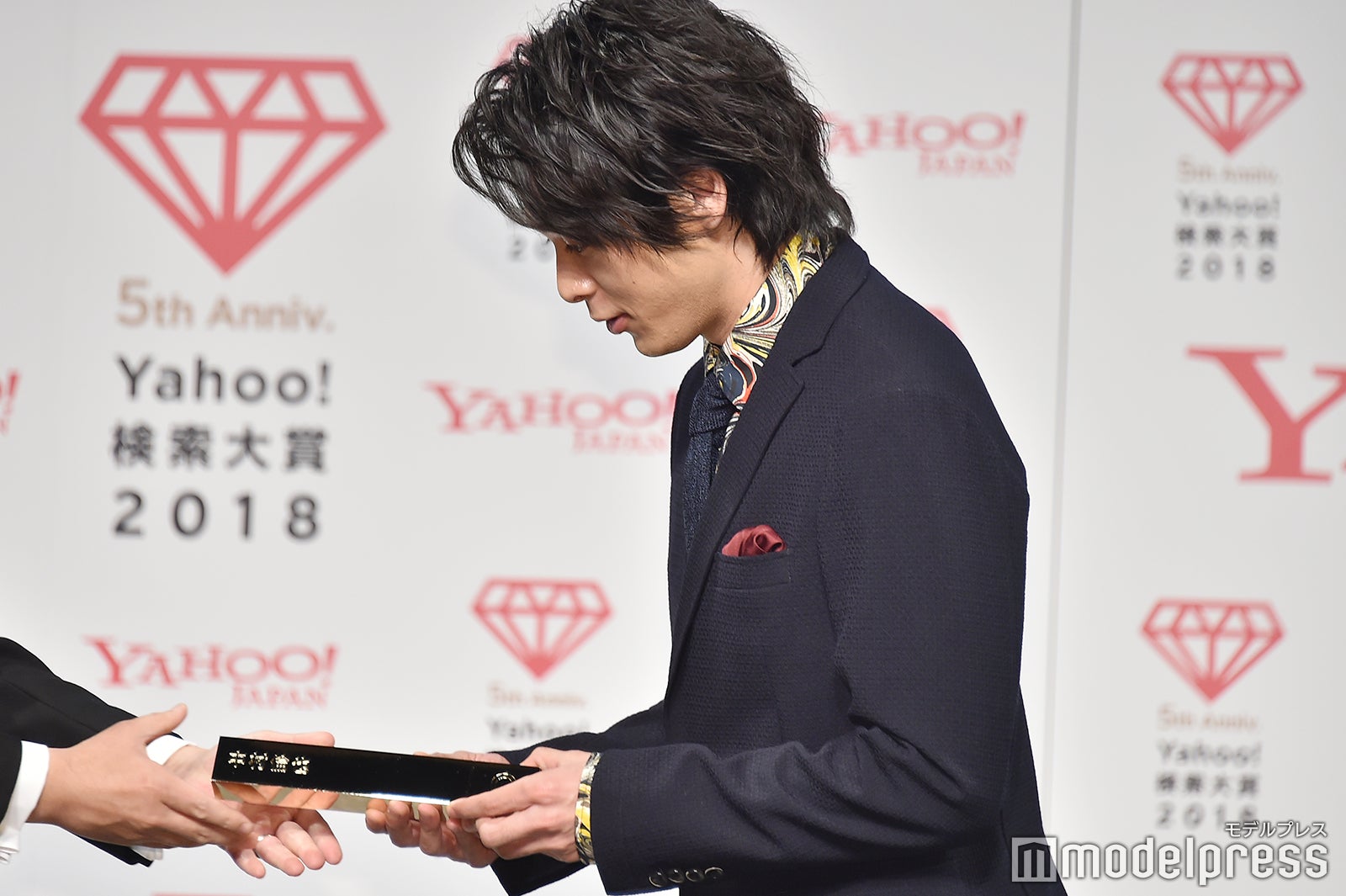 トロフィーの重さに驚く中村倫也（C）モデルプレス