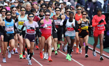 【大阪国際女子マラソン】バイクの千葉さん登場！雪の大阪で過酷なリポート「手袋を二重に」して必死にメモ 先頭集団の様子伝え「松田選手は筋肉隆々」