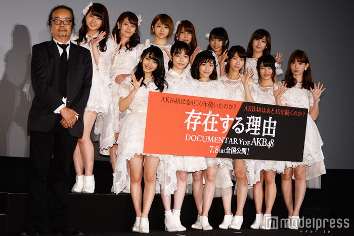(後列左から)大和田南那、込山榛香、峯岸みなみ、入山杏奈、木崎ゆりあ、宮崎美穂(前列左から)石原真監督、向井地美音、島崎遥香、渡辺麻友、柏木由紀、横山由依、小嶋陽菜(C)モデルプレス