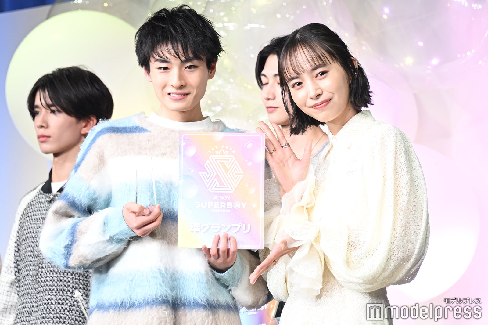 準グランプリを受賞した加藤翔さん、井桁弘恵（C）モデルプレス