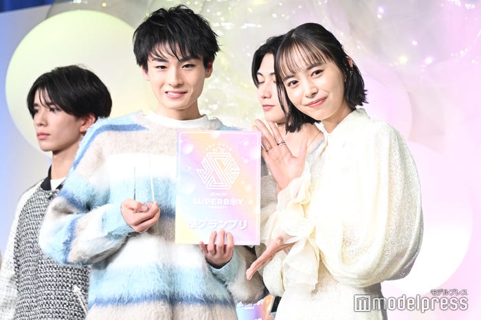 準グランプリを受賞した加藤翔さん、井桁弘恵(C)モデルプレス