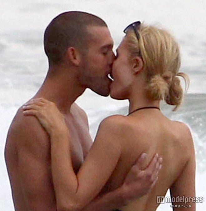 パリス・ヒルトン、ビーチでナゾの男性と濃厚KISS