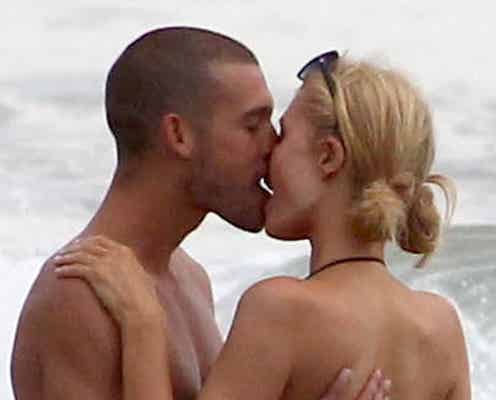 パリス・ヒルトン、ビーチでナゾの男性と濃厚KISS