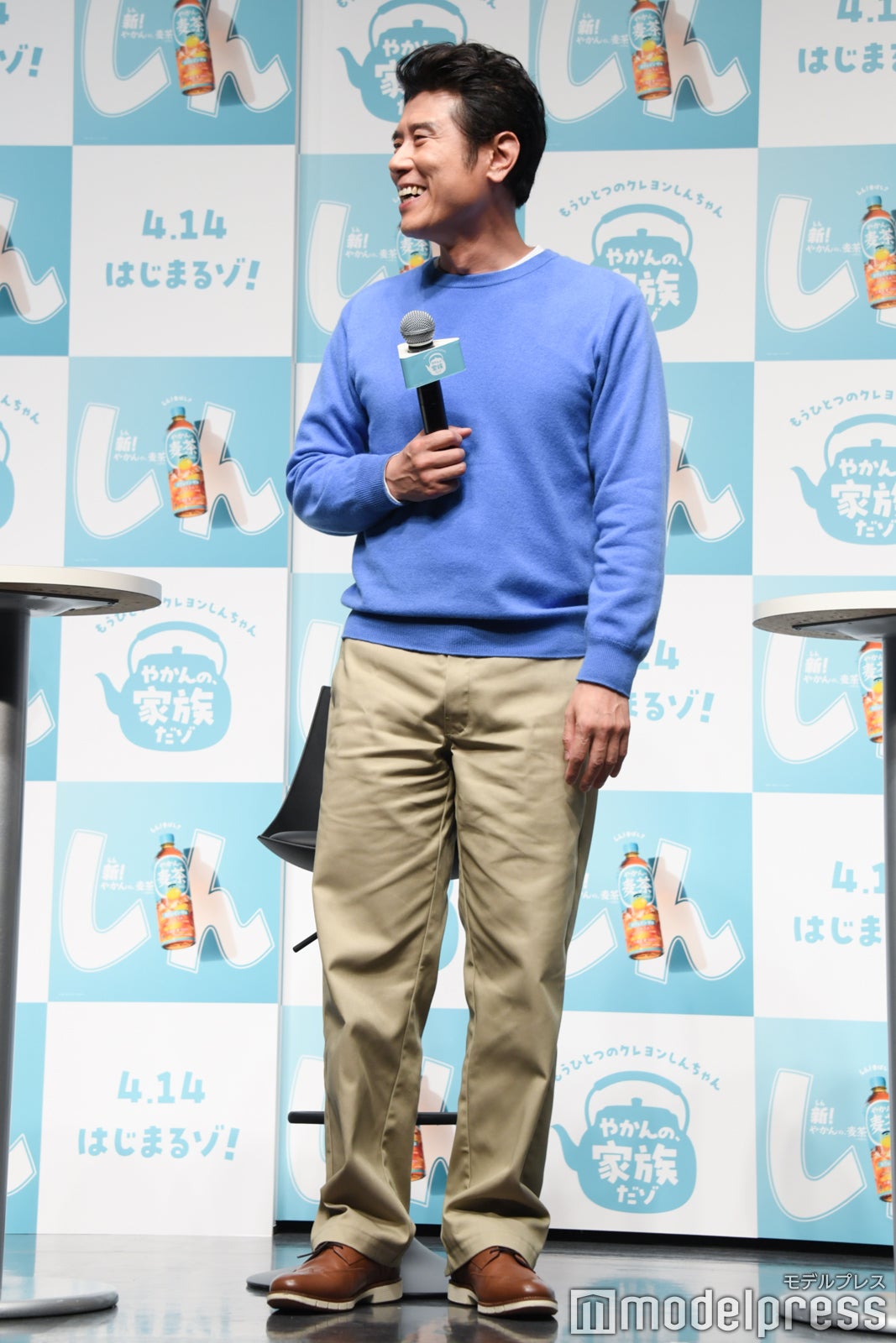 双葉商事の紙袋に興奮する原田泰造（C）モデルプレス