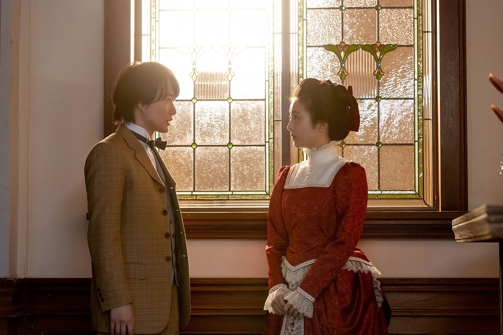 神木隆之介、浜辺美波（C）NHK