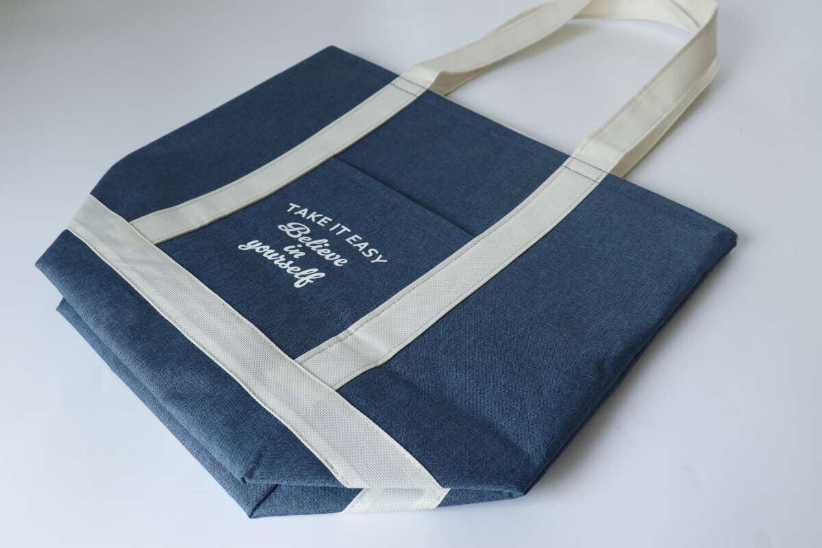 ダイソーのアルミ保温保冷バッグのビジュアル