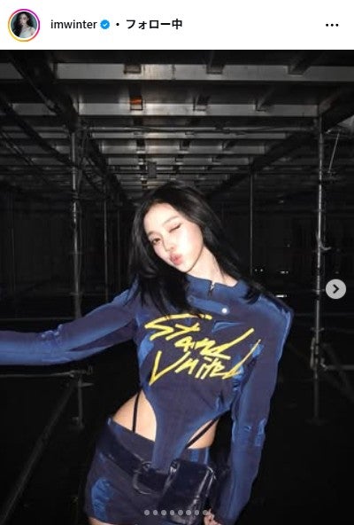 aespaウィンター、大胆変形トップスで美ウエスト披露「圧巻のスタイル