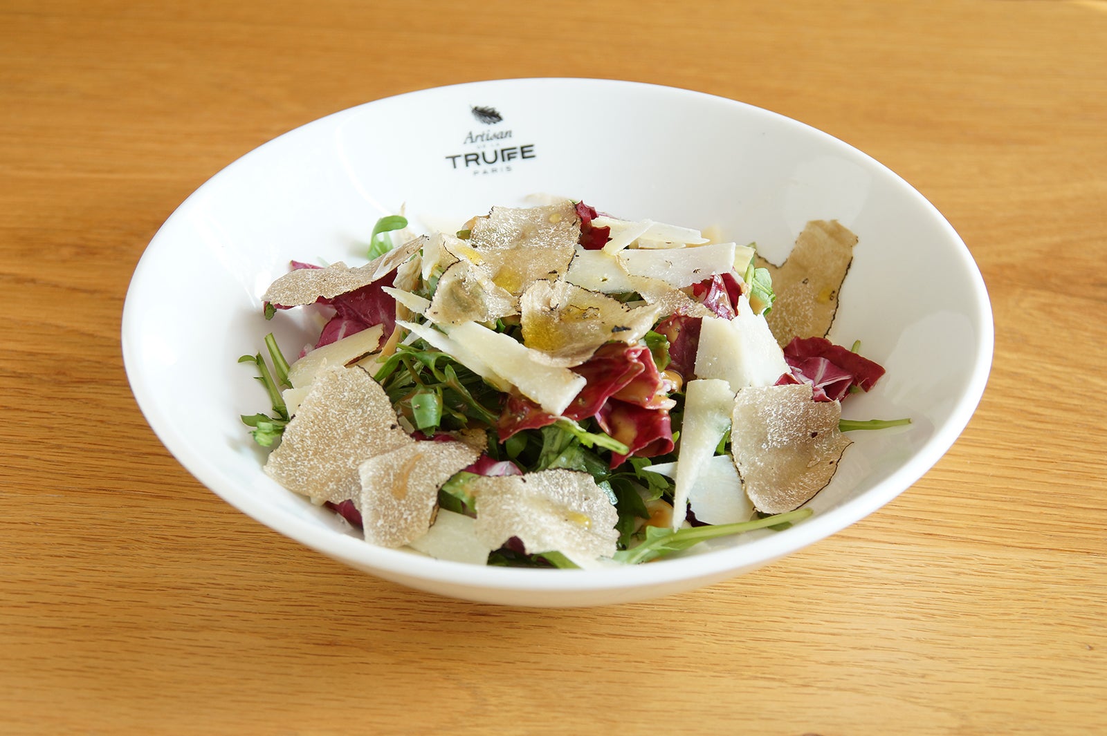 フレッシュトリュフとルッコラのサラダ900円／画像提供：スティルフーズ