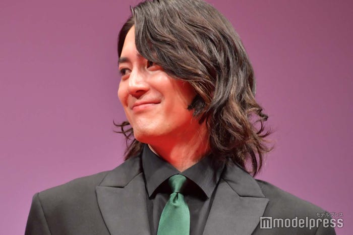 重岡大毅が話すのを見てニヤニヤする間宮祥太朗(C)モデルプレス