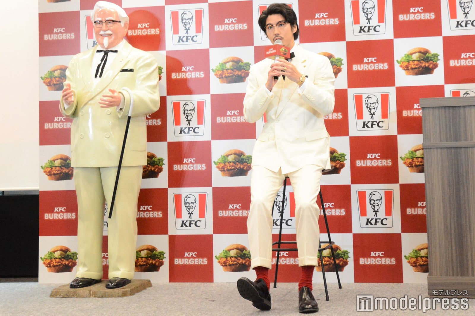 カーネル・サンダースと賀来賢人 （C）モデルプレス