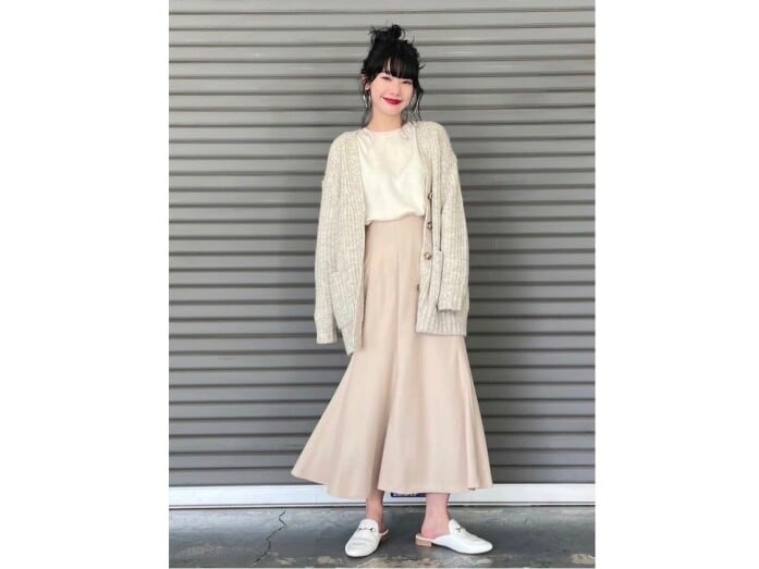 ホワイト系トーンでまとめると優しげな印象に　出典：StyleHint