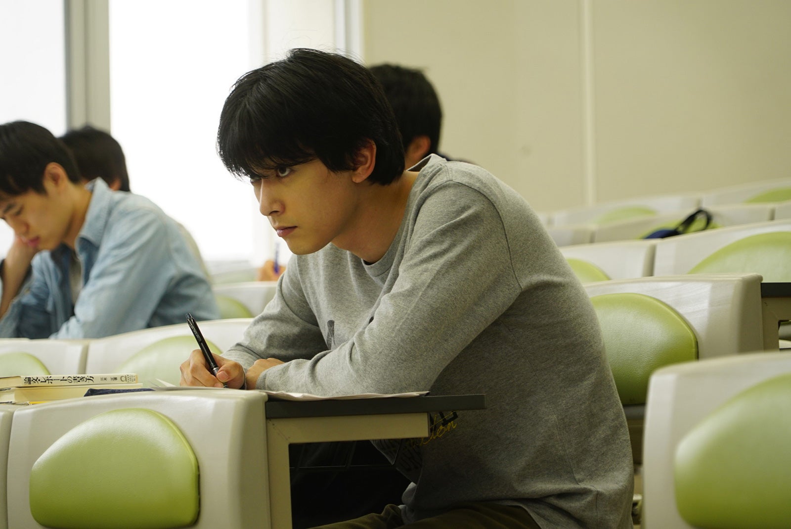 吉沢亮、陰キャラ姿の「AWAKE」本編映像＆場面写真解禁