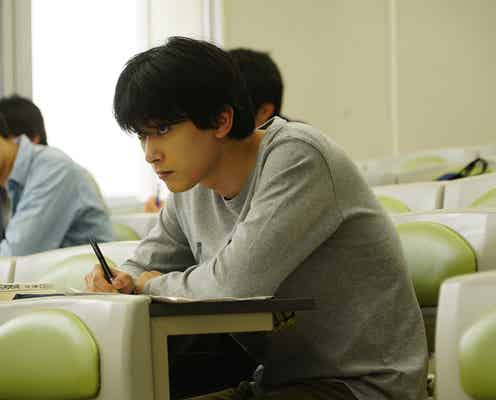 吉沢亮、陰キャラ姿の「AWAKE」本編映像&場面写真解禁