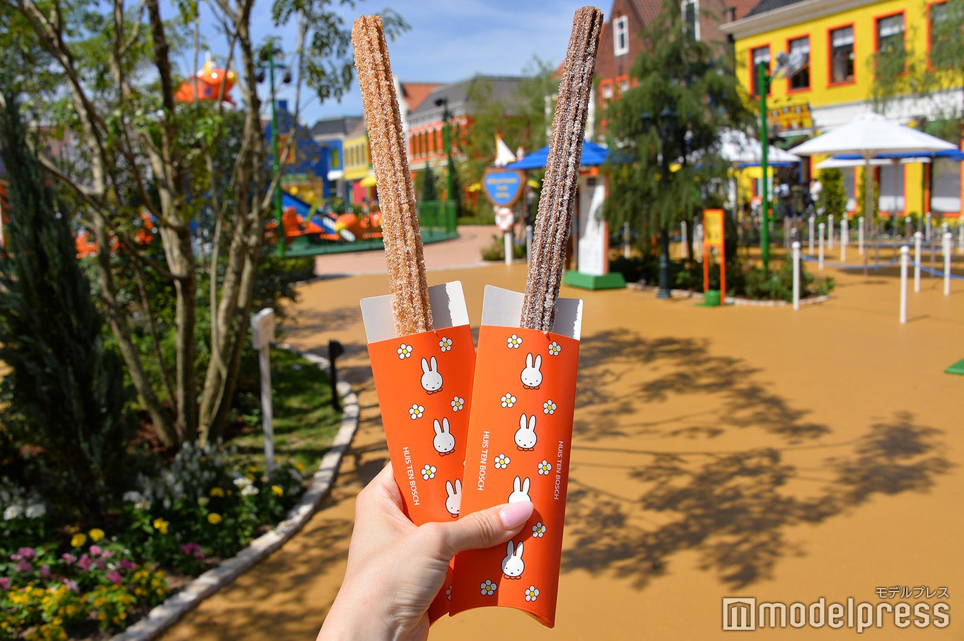 ミッフィーチュロス（プレーン、チョコ）各500円（C）モデルプレス