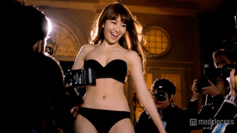新CM「ワークブラ 小嶋陽菜」篇より