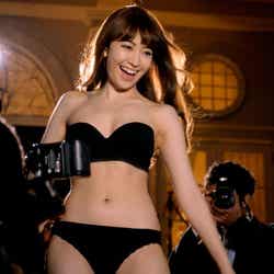 新CM「ワークブラ 小嶋陽菜」篇より