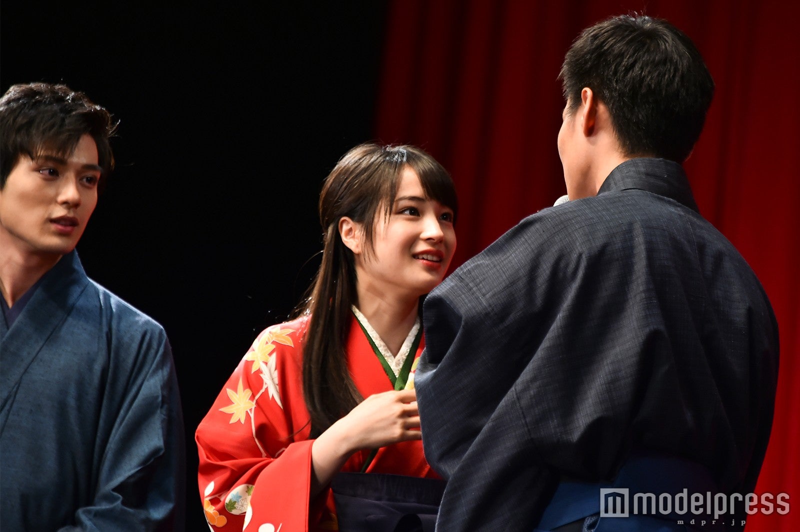 強引な野村周平 （C）モデルプレス