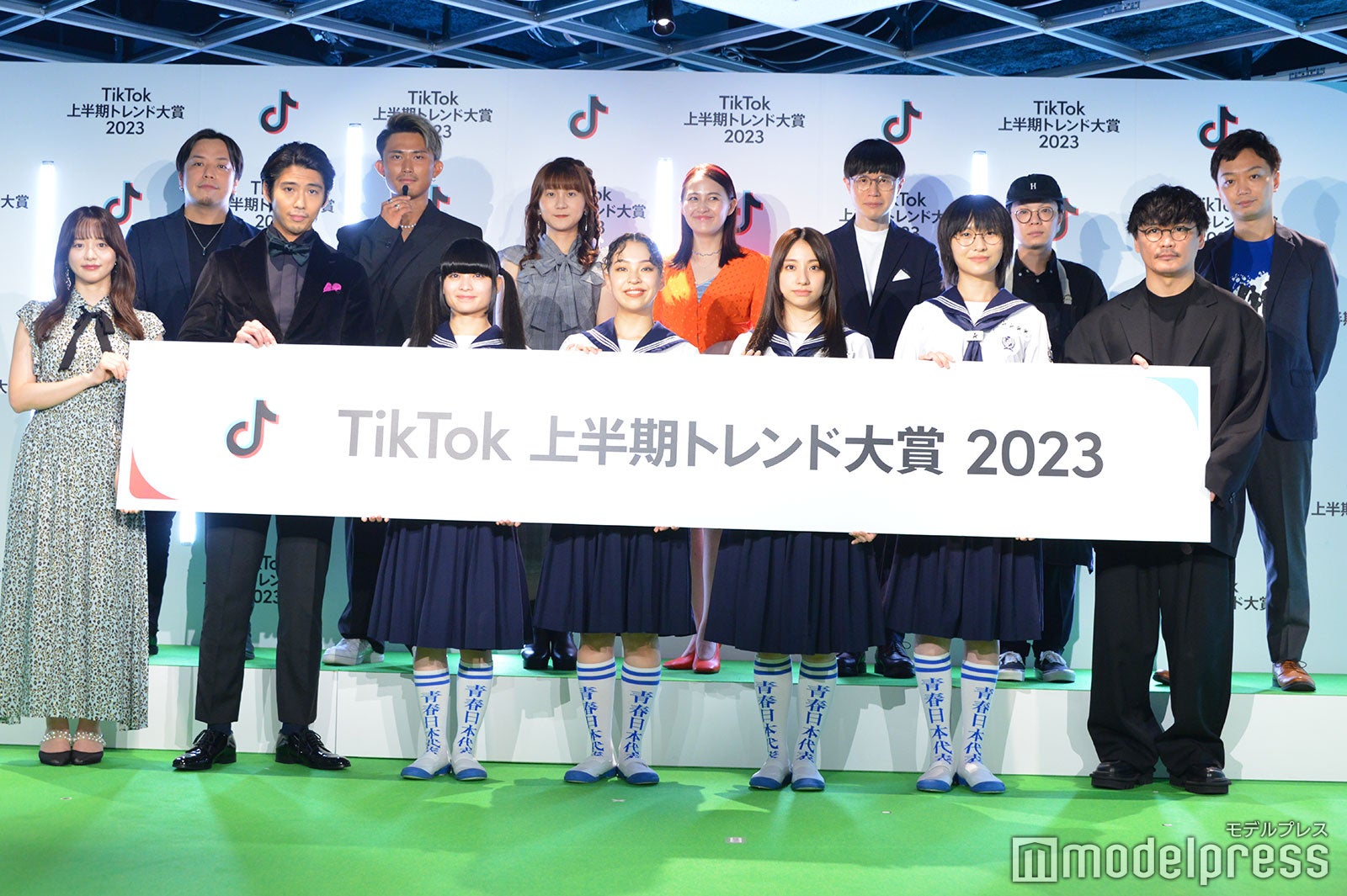 （上段左から）イケボパパ、SHIGE、みか、有華、ケンティー、Kj、有澤亮哉（下段左から）森香澄アナ、賀来賢人、MIZYU、RIN、KANON、SUZUKA、山口一郎（C）モデルプレス