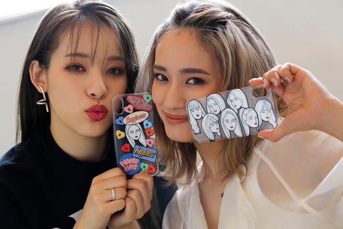 付録のステッカーを使用したスマホケース(画像提供:小学館)