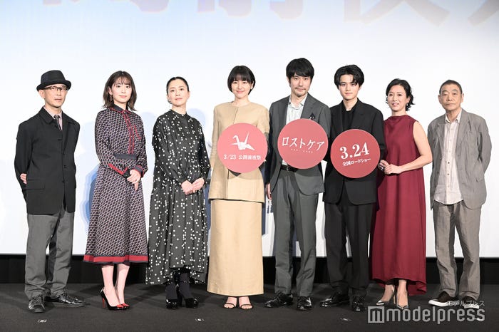 (左から)前田哲監督、加藤菜津、坂井真紀、長澤まさみ、松山ケンイチ、鈴鹿央士、戸田菜穂、柄本明(C)モデルプレス