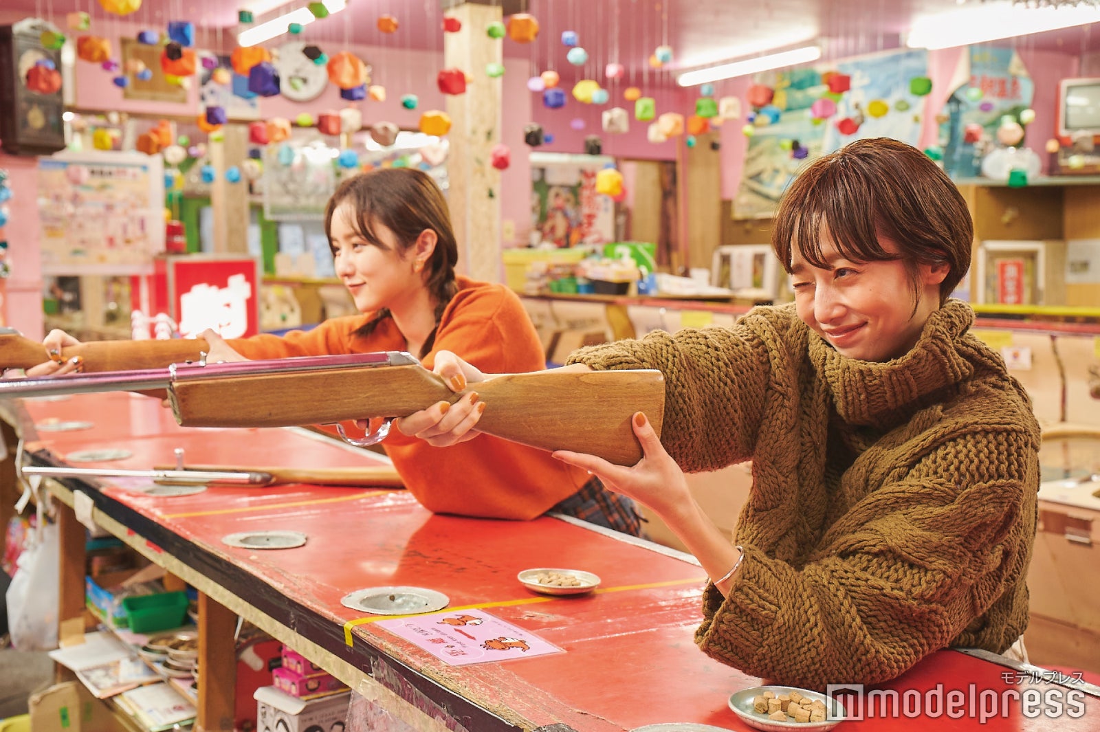 射的ゲームに大興奮！景品を取るまでやめられない！（C）モデルプレス