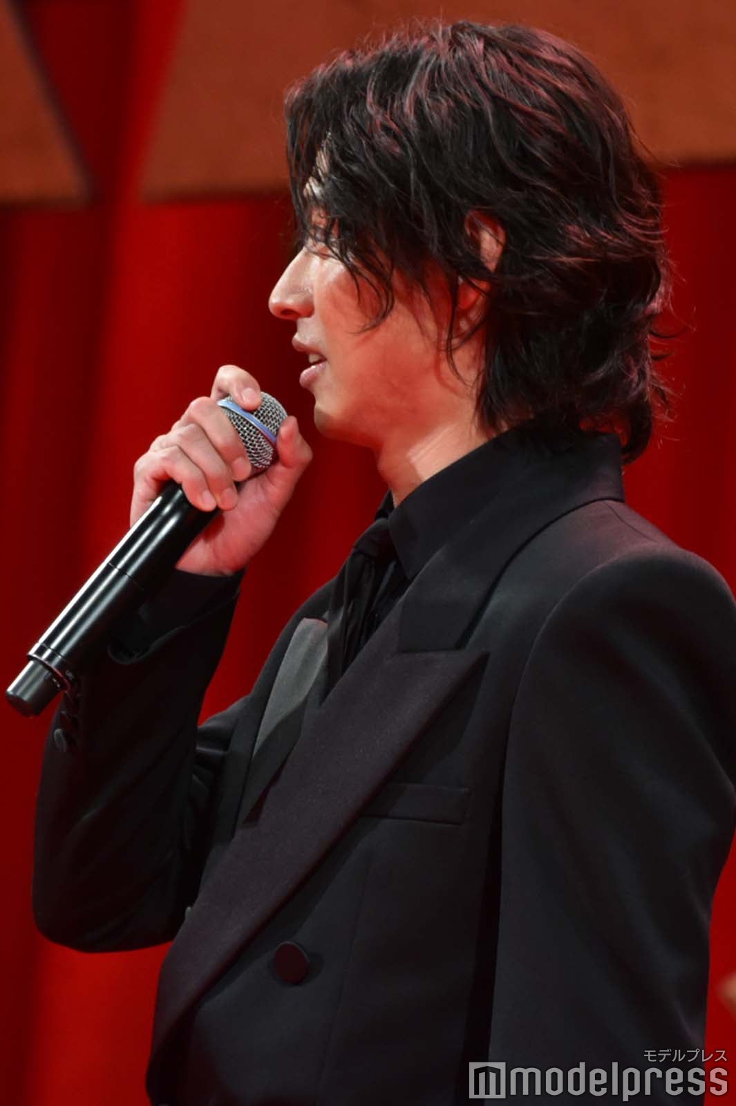 “尾兄弟”三浦貴大＆岡山天音に愛を伝える山崎賢人（C）モデルプレス