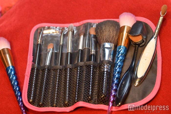Mii/メイクに筆はマスト。ファンデーションブラシは資生堂(右から2番目)、海外土産の筆(左、右から3番目)がかわいくてお気に入り(C)モデルプレス