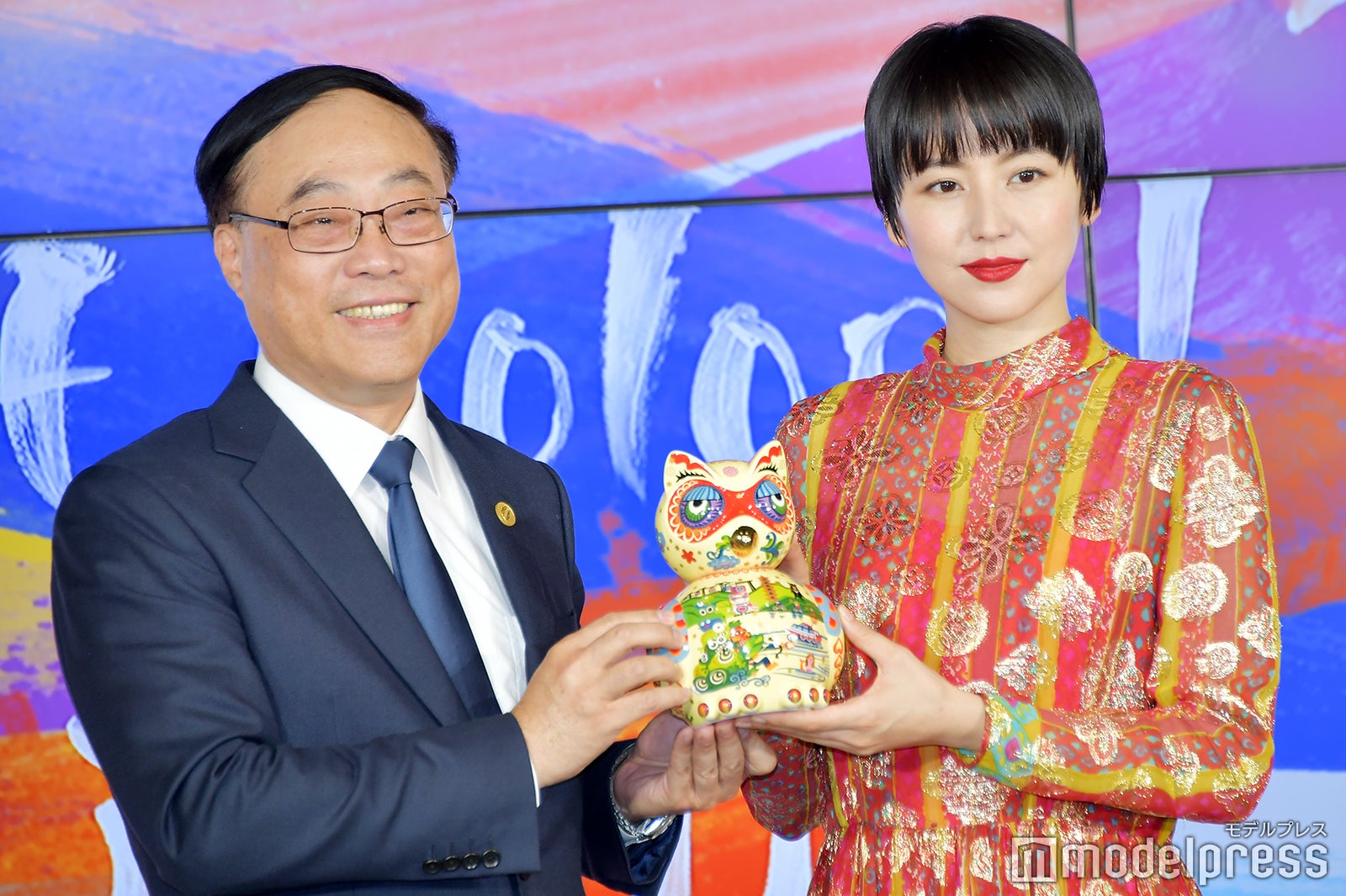 台湾の招き猫をプレゼントされた長澤まさみ（C）モデルプレス