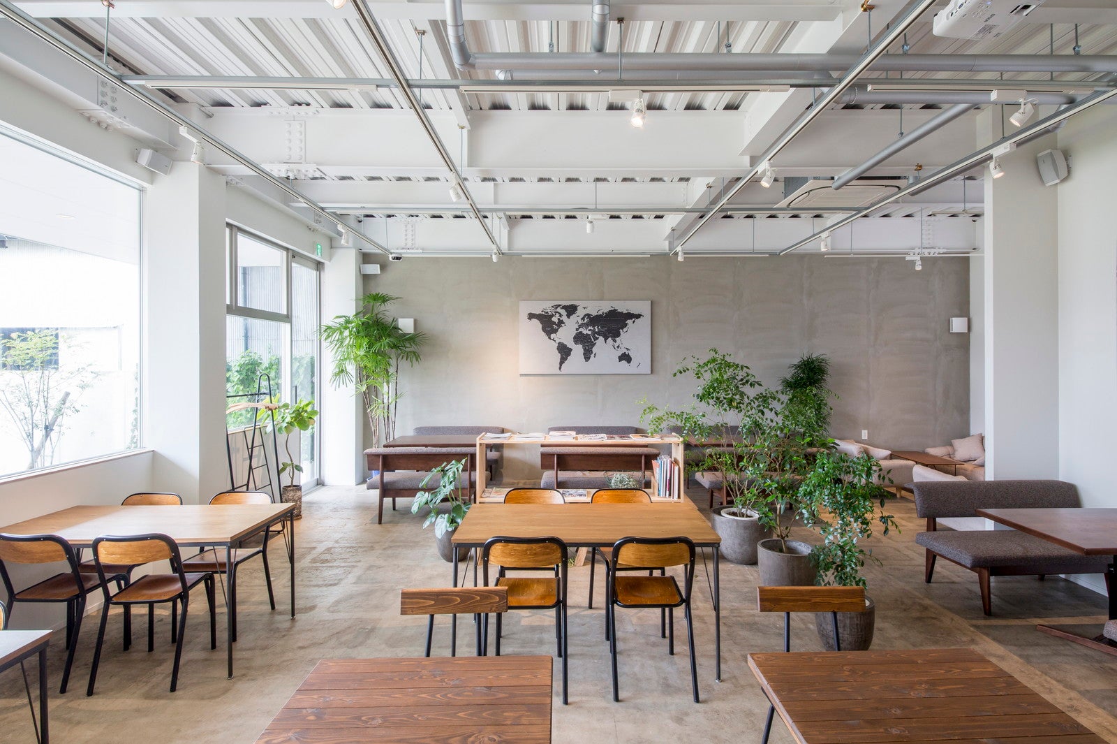 明るく開放感あふれる「Cafe＆Dining FLAT×BRIDGE」の店内（提供画像）