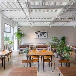 明るく開放感あふれる「Cafe&Dining FLAT×BRIDGE」の店内(提供画像)
