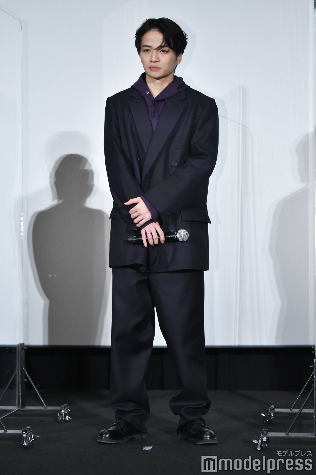 セットアップにフーディーを合わせてカジュアルダウンした姿が決まっていた菊池風磨（C）モデルプレス