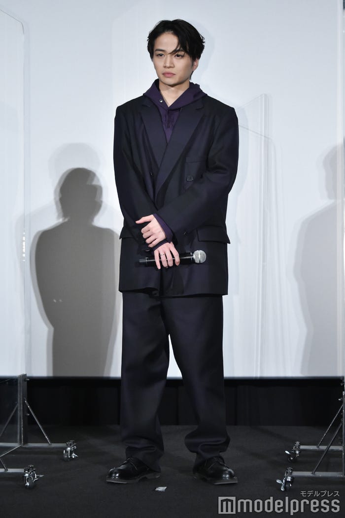 セットアップにフーディーを合わせてカジュアルダウンした姿が決まっていた菊池風磨(C)モデルプレス