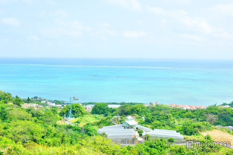 コマカ島、久高島を見渡すテラス席からの眺め