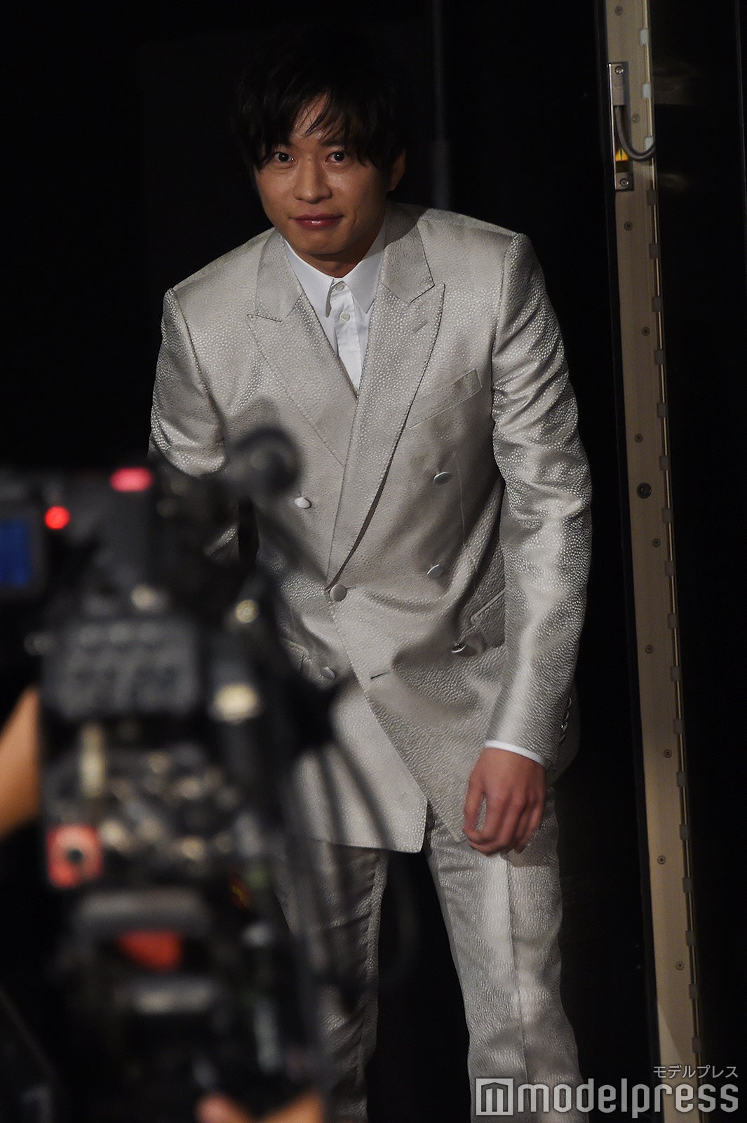 登場した瞬間に中継カメラを見つけた田中圭（C）モデルプレス