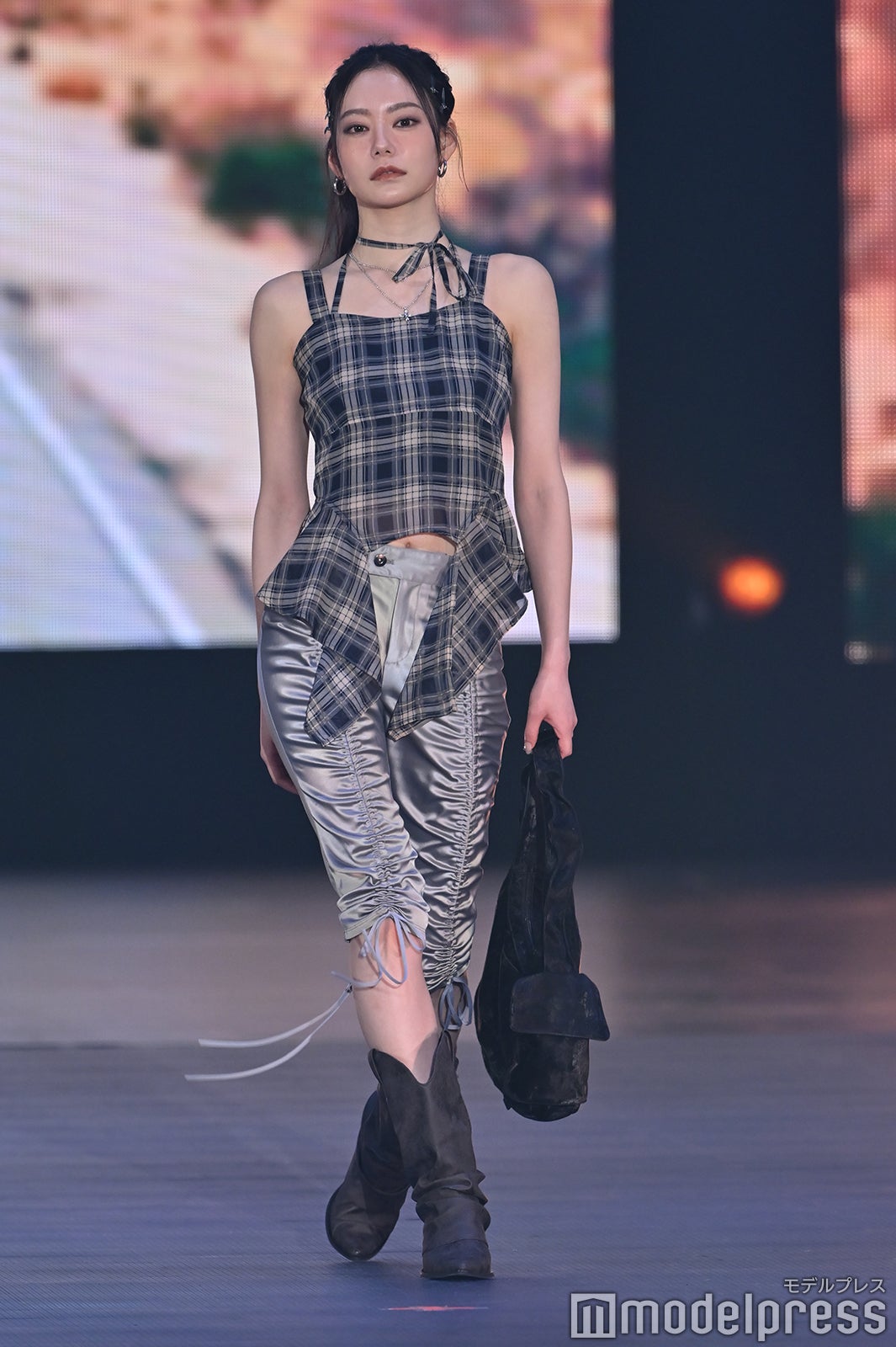 なごみ なごみ、タンクトップコーデで美肌見せ【GirlsAward 2025SS