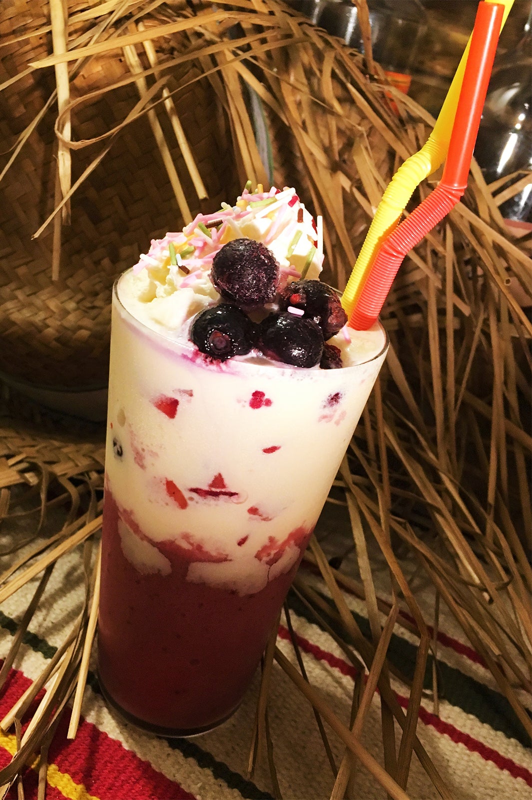 ツートーンシェイク（バニラ&ベリー）／マダガスカル共和国￥800／画像提供：横浜赤レンガ倉庫