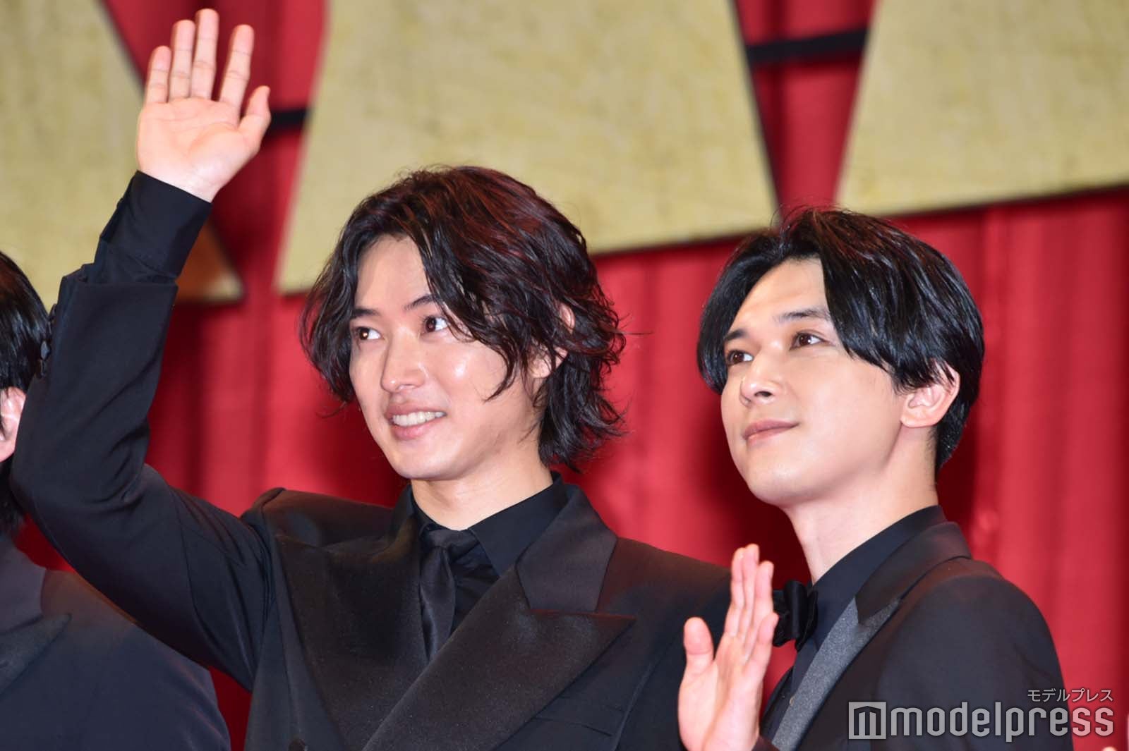 手を振る山崎賢人、吉沢亮（C）モデルプレス