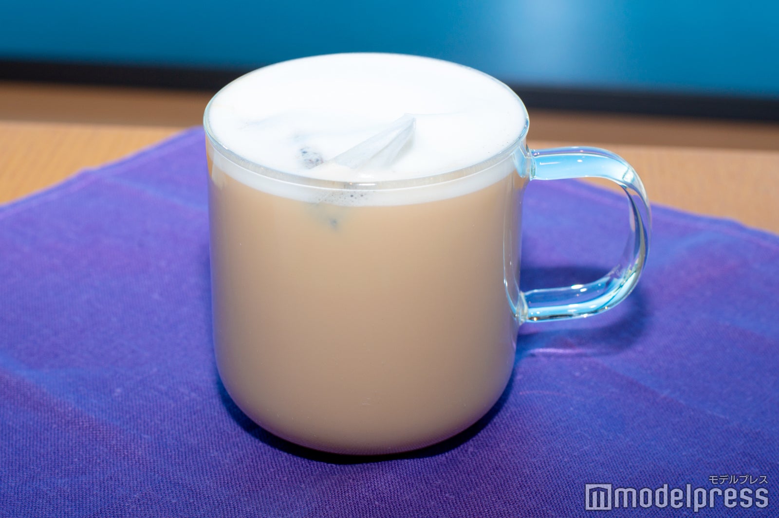 渋谷2丁目店の「ほうじ茶ティーラテ＋シングルショット」（C）モデルプレス