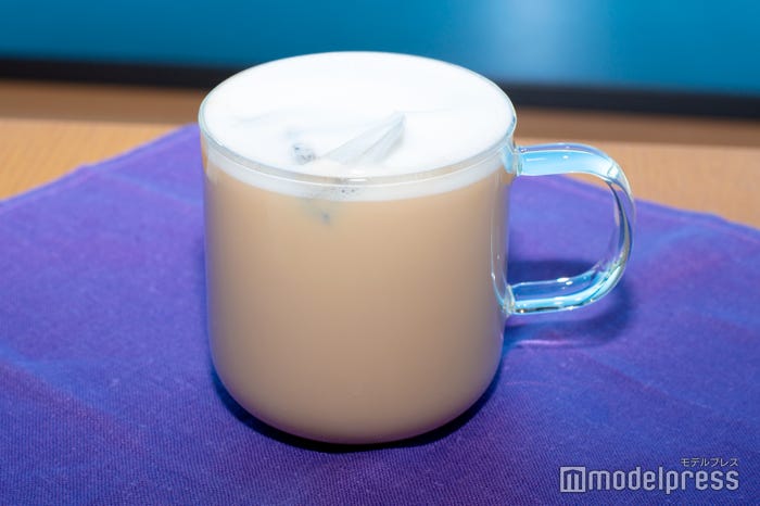 渋谷2丁目店の「ほうじ茶ティーラテ+シングルショット」(C)モデルプレス