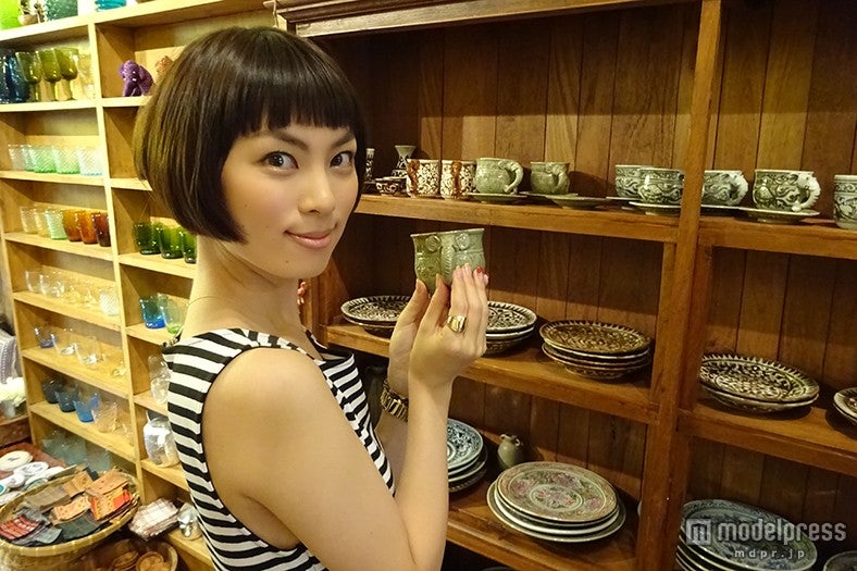 焼き物の食器／モデル：伊澤恵美子