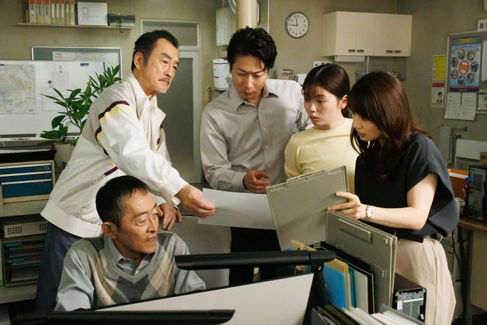 半海一晃、吉田鋼太郎、戸次重幸、小芝風花、大島優子「GO HOME~警視庁身元不明人相談室~」第2話より(C)日本テレビ