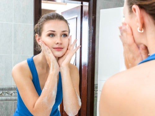 洗顔をする女性