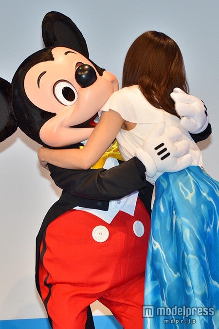 ミッキーマウスとハグをする華原朋美