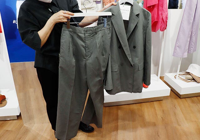 ユニクロ　2023年　春新作コレクション　タックワイドパンツ