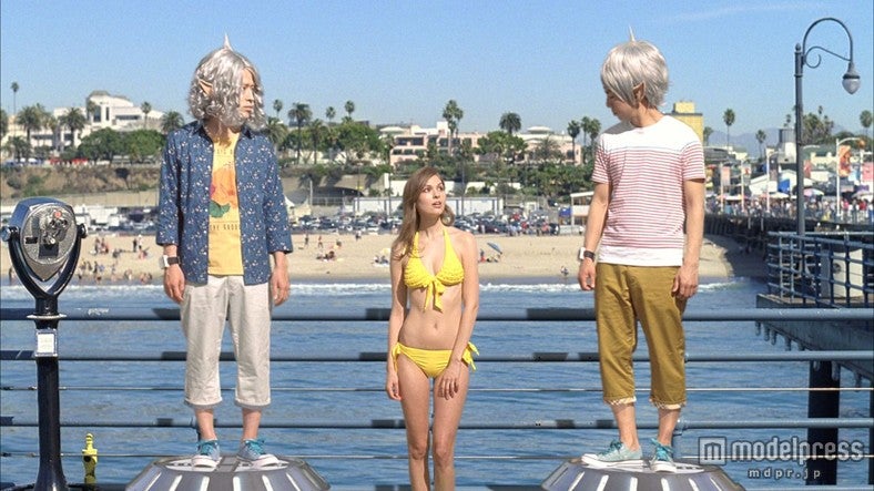 （左）又吉直樹（右）綾部祐二／「クロップドパンツピース星人L.A.ナンパ」篇