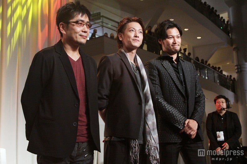 （左から）大友啓史監督、佐藤健、青木崇高