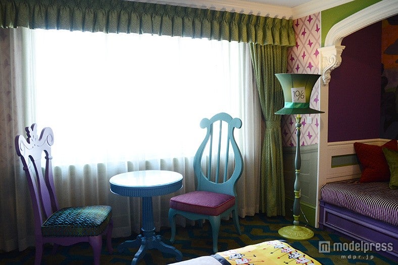 お茶会をイメージさせる家具