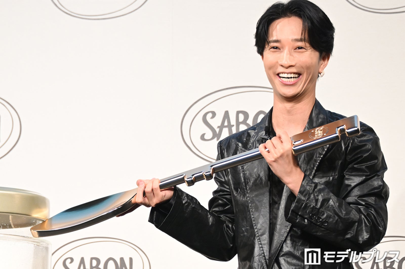 SixTONES田中樹、黒髪イメチェンで印象ガラリ イベント中に衣装チェンジで“オフ”姿も披露