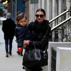31日にNYを歩くミランダ・カーと息子フリン君。Newscom / Zeta Image