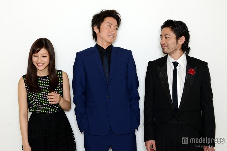 （左より）石原さとみ、藤原竜也、山田孝之